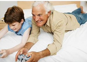Abuelo y nieto jugando a videojuegos